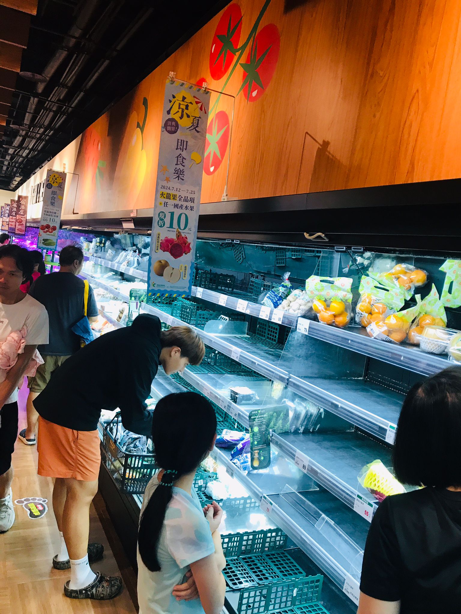 supermarket shelf empty before typhoon Gaemi